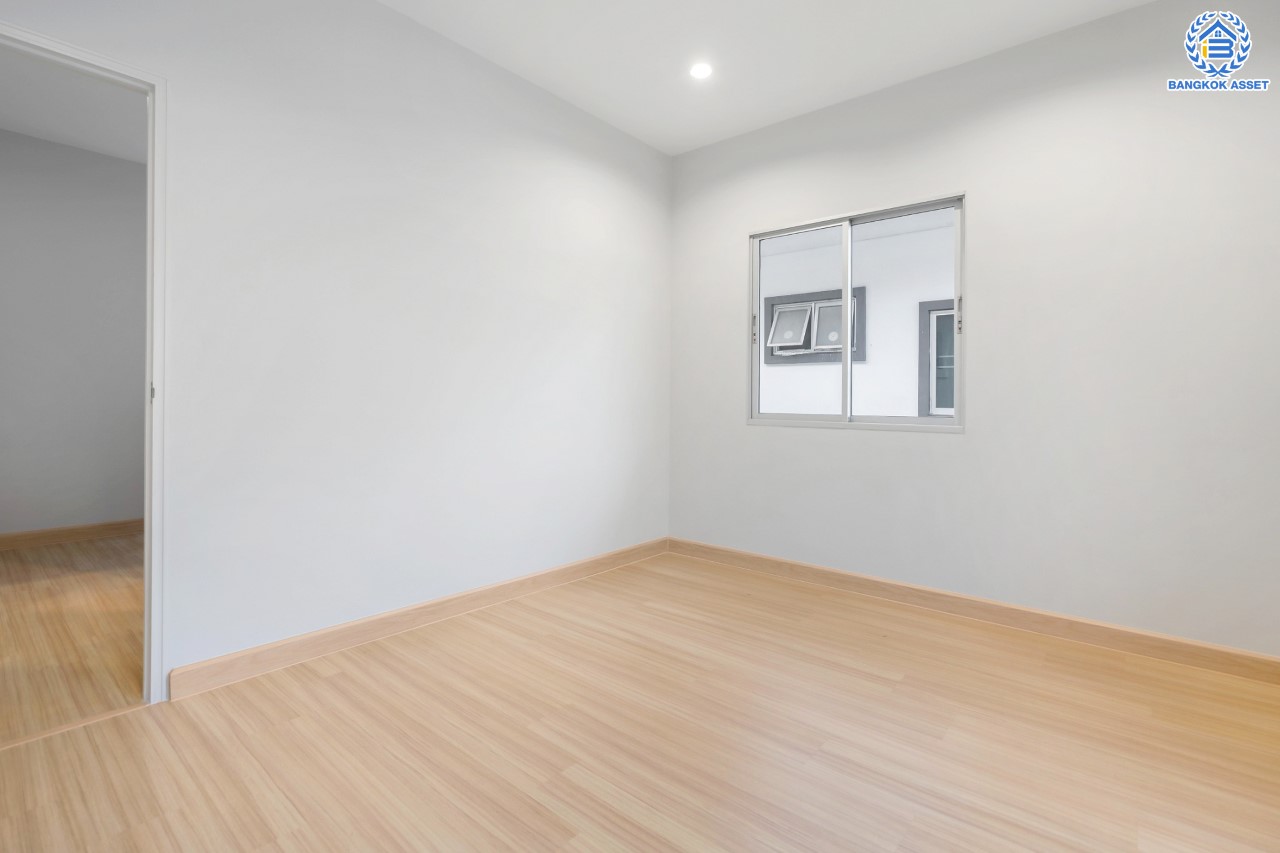 บ้านมือสองตกแต่งใหม่ ม.วิลล่าการ์เด้น3 บางกรวย-ไทรน้อย เนื้อที่ 54.2 ตร.ว. ฟังก์ชัน 4 ห้องนอน 3 ห้องน้ำ จอดรถได้ 2 คัน บรรยากาศเป็นส่วนตัว บนทำเลศักยภาพ ใกล้เซ็นทรัลเวสต์เกต เชื่อมต่อหลายเส้นทาง ถ.รัตนาธิเบศร์, ถ.กาญจนาภิเษก และราชพฤกษ์ และรถไฟฟ้า "สถานีบางพลู"...